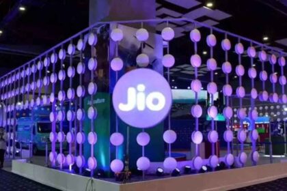 Jio again made a blast, by installing one internet connection, net will run on 120 smartphones