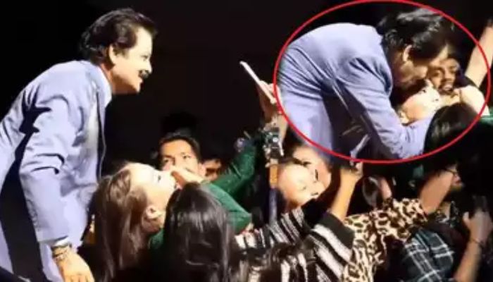 Singer Udit Narayan new kissing video goes viral again on social media after controversy